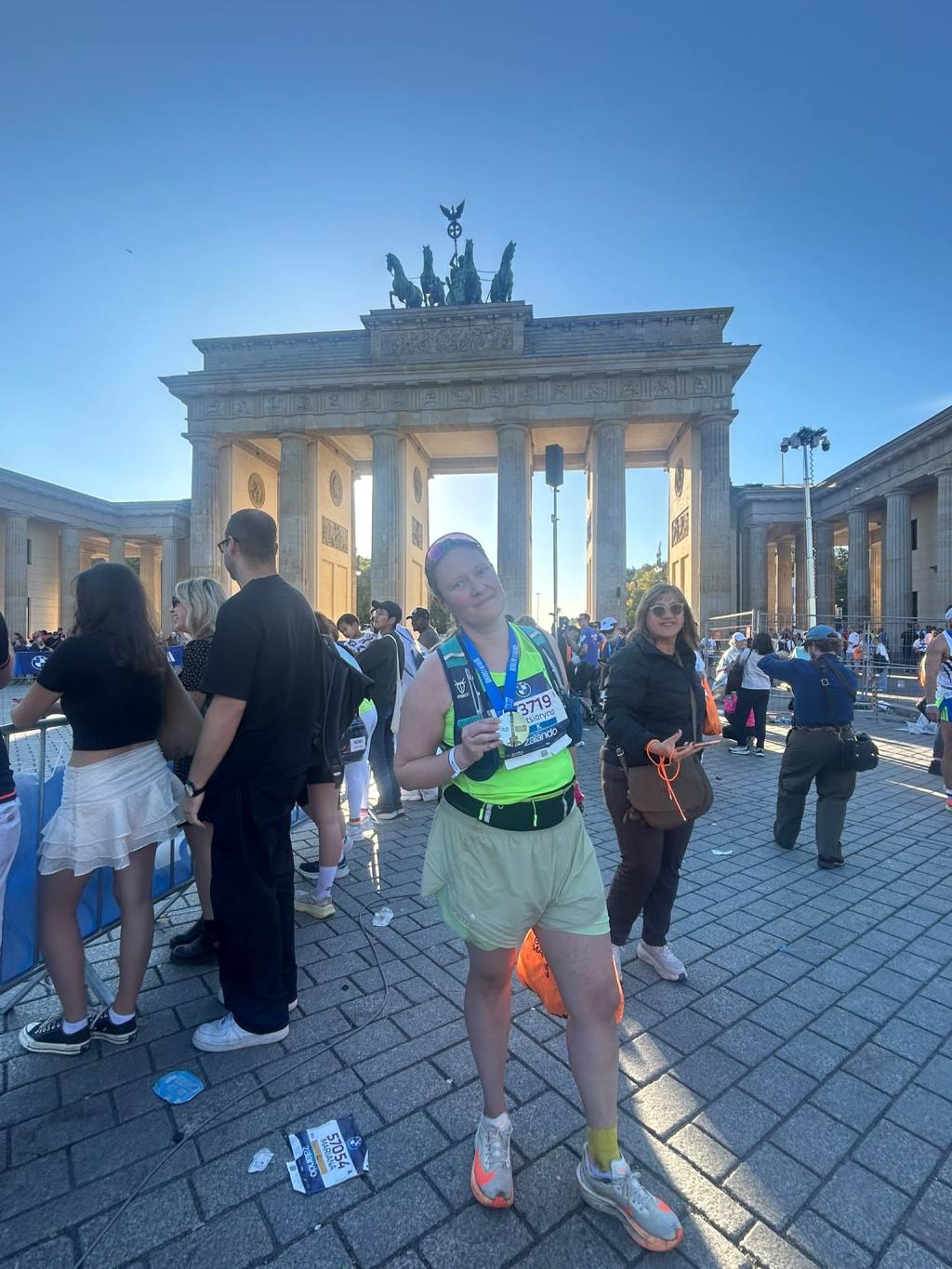 A woman in front of the Brandeburg Tor